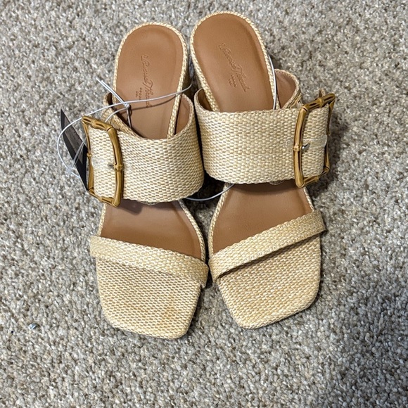 Elegant Beige Sandals with Buckle - Picture 1 of 7